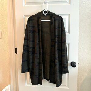 Sanctuary Size Large Dark Camo Print Cardigan